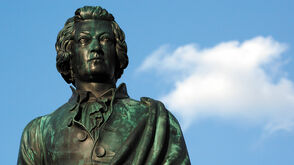 Mozartův pomník na náměstí Mozartplatz v centru salcburského Starého Města