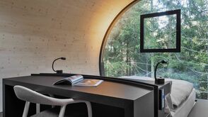 In Baumhäusern mit origineller Architektur übernachten Gäste nahe des Wirtshauses Steirereck am Pogusch in der Steiermark.