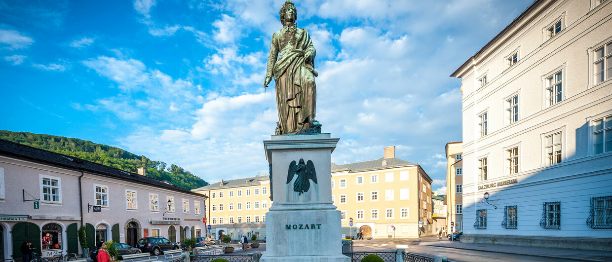 Mozartův pomník na náměstí Mozartplatz v centru salcburského Starého Města